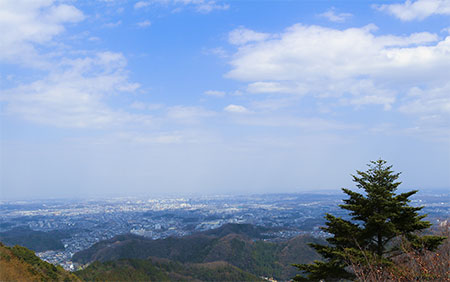 高尾山を望む、自然豊かな街