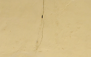 隙間の空いた壁紙、欠けたレール…雑な内装にガッカリ！